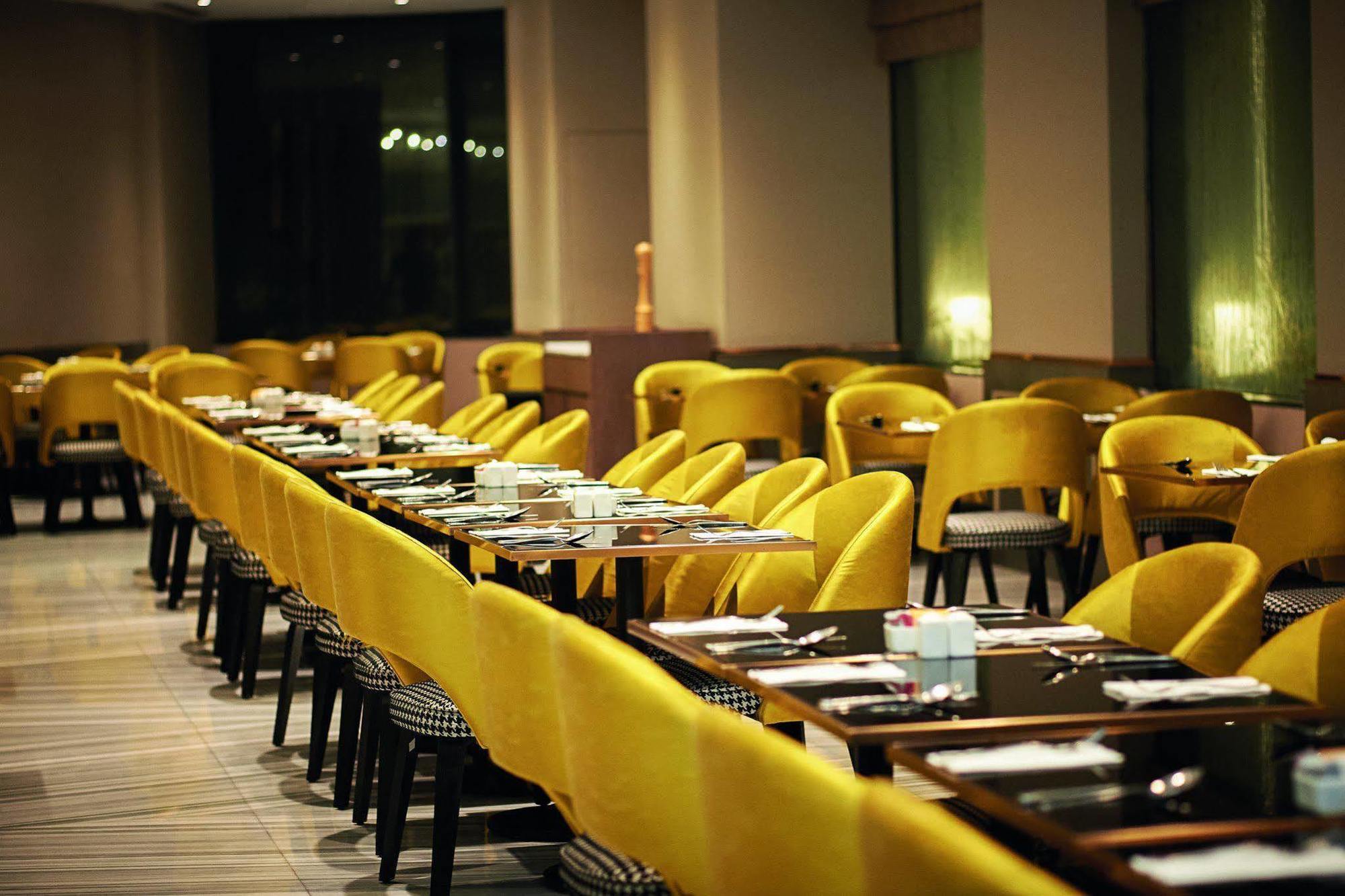 Hotel Dorsett Kuala Lumpur Exterior foto The interior of the restaurant